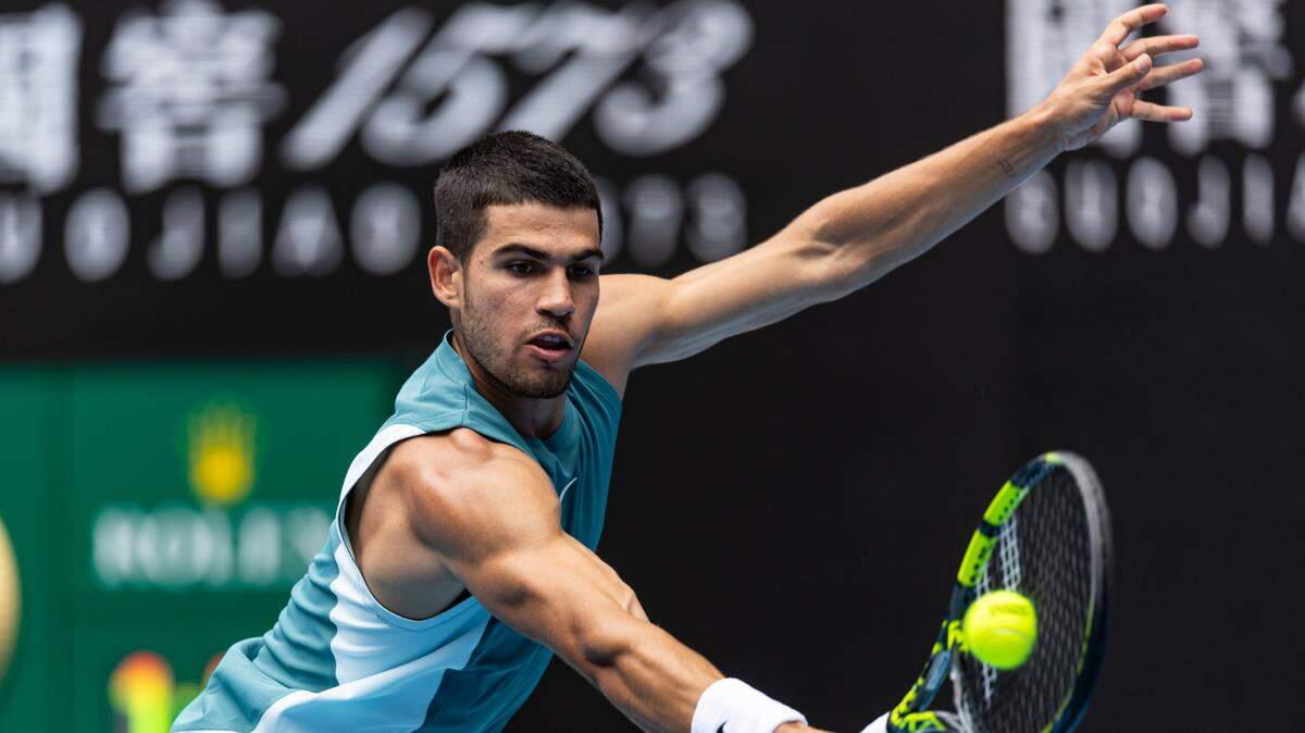 Carlos Alcaraz derrotó 6-0, 6-1, 6-4 a Yoshihito Nishioka en el partido del Abierto de Australia, celebrado el 15 de enero de 2025 en Melbourne.