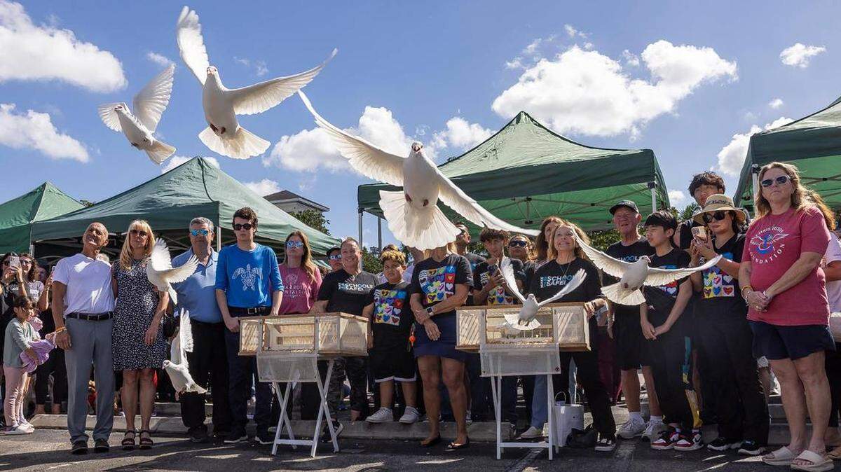 Familias de las víctimas recuerdan en Coral Springs, Florida, con palomas el viernes 14 de febrero de 2025 el séptimo aniversario de la masacre en la secundaria de Parkland.