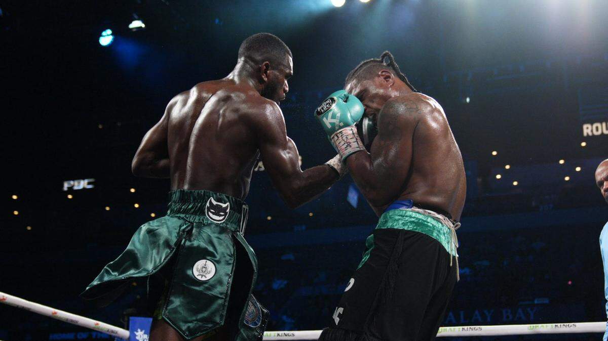 El invicto cubano Yoenli Feliciano Hernández (izq.) dominó con autoridad a Kyrone Davis, lo derribó en el segundo asalto y ganó por amplia decisión unánime en una noche que marca su llegada al radar de los grandes nombres del peso mediano.