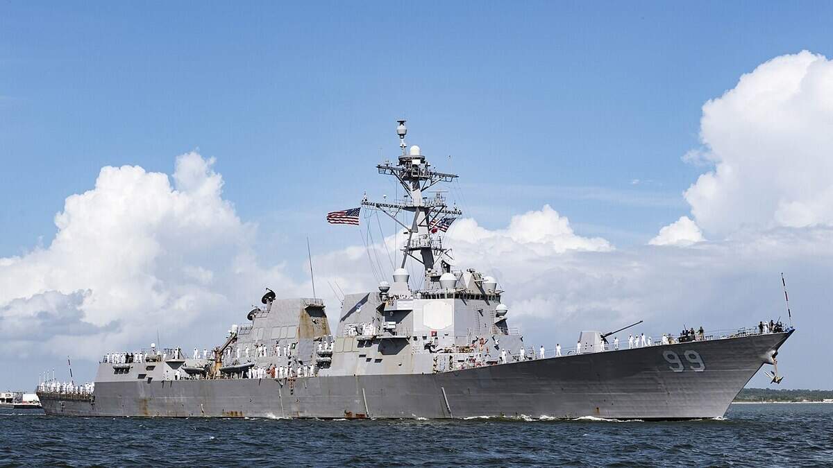 Antes del desfile de veleros, el secretario interino de la Marina abordará el USS Farragut, que navegará lentamente frente a unos 30 buques militares estadounidenses y aliados, todos anclados en el río Hudson.