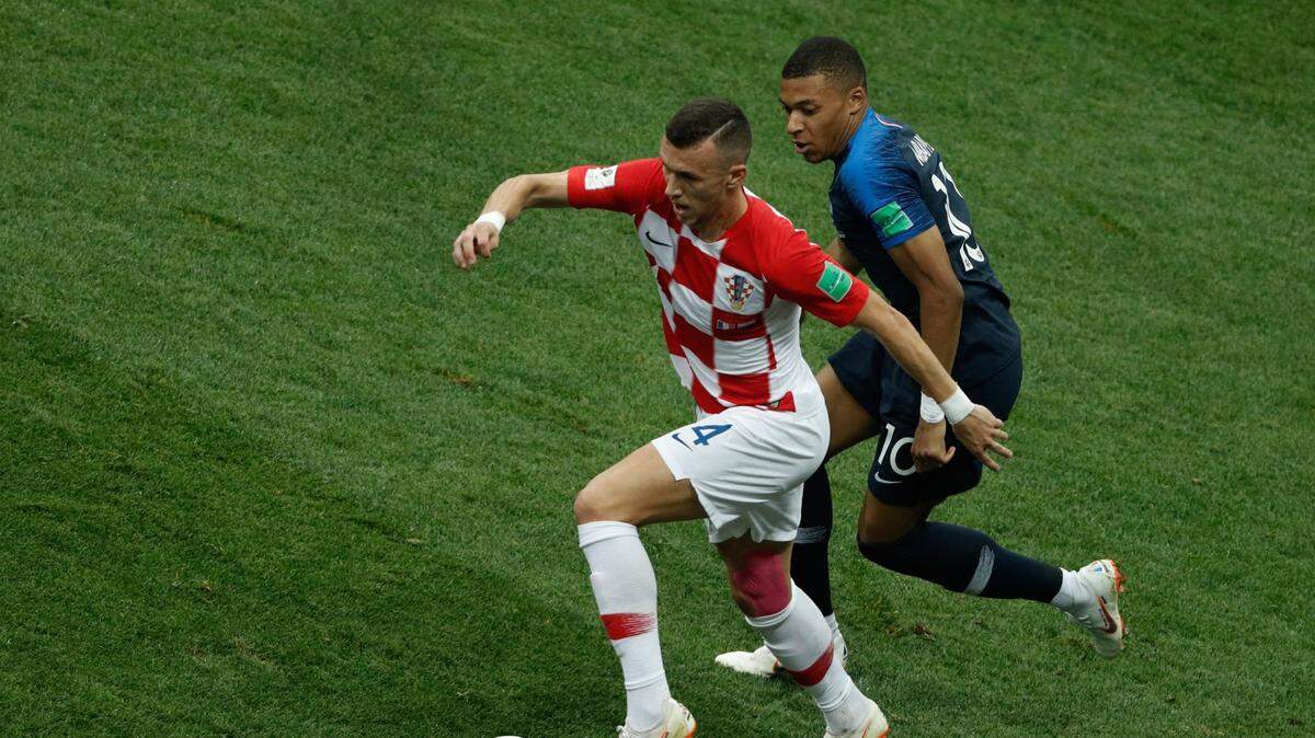 Ivan Perisic (izq.), uno de los artífices del subcampeonato de la selección croata, terminó como el futbolista que hizo más metros en Rusia con 72,54 kilómetros.