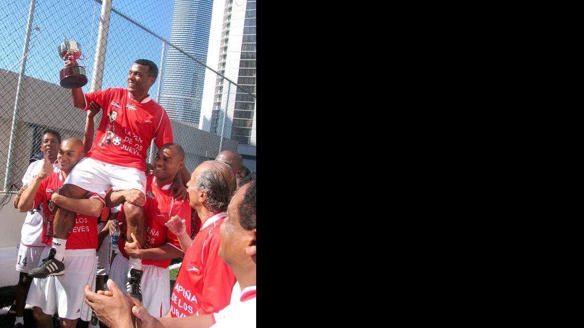 TEOFILO CUBILLAS es cargado en hombros por sus hijos Cristian y Teófilo Jr, en el 
cumpleaños del astro peruano.