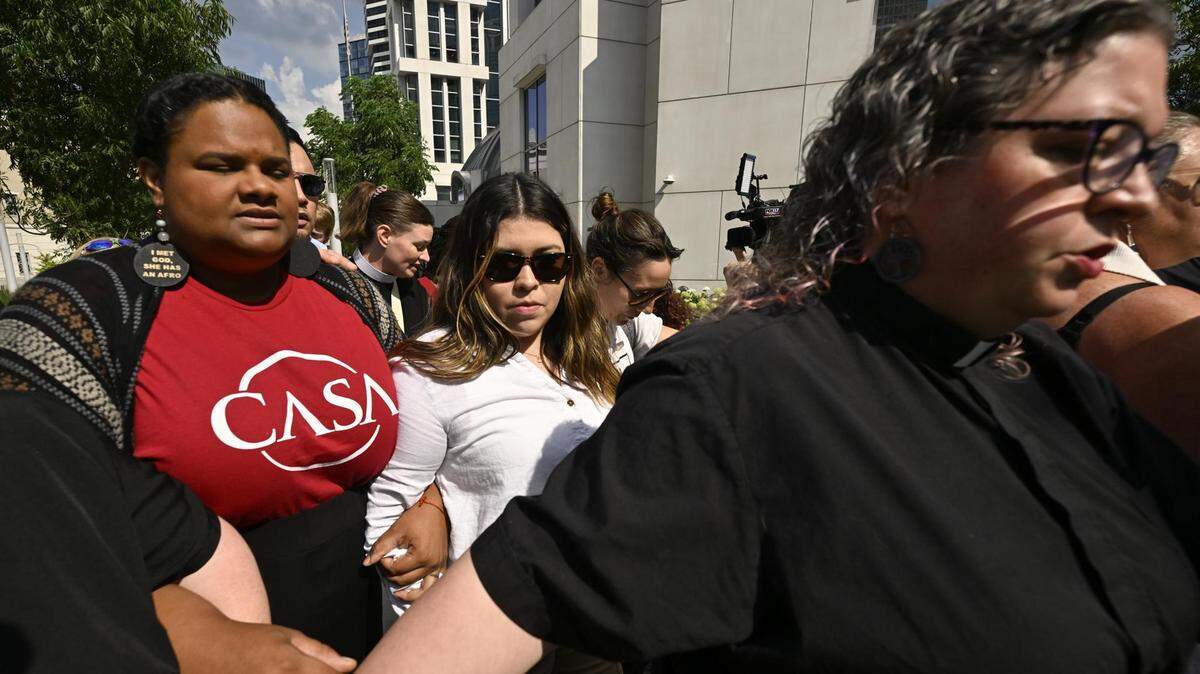 Jennifer Vásquez Sura (centro), esposa del inmigrante salvadoreño Kilmar Ábrego García, sale de una corte federal el miércoles, 25 de junio de 2025, en Nashville, Tennessee. 