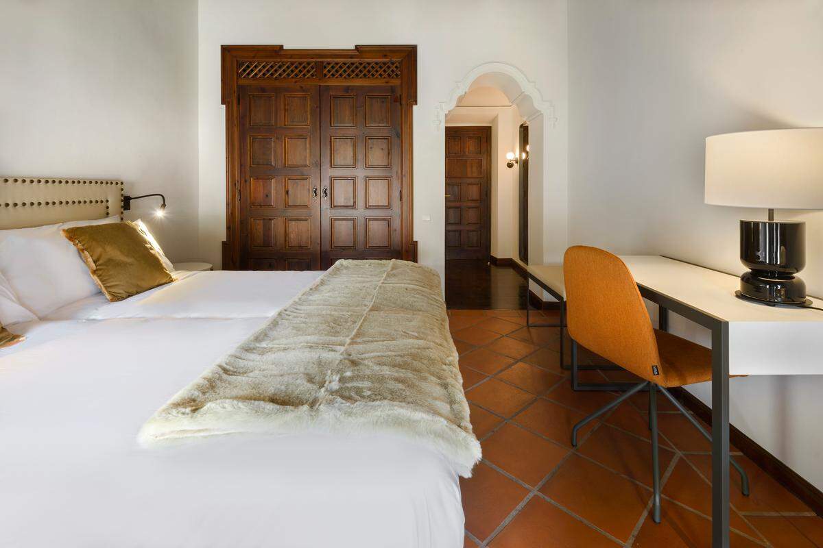 El hospedaje palaciego cuenta con 35 habitaciones y una suite de ensueño que pueden ocupar las familias, y en tiempos del señor Matutano solía acomodar al sacerdote del pueblo.