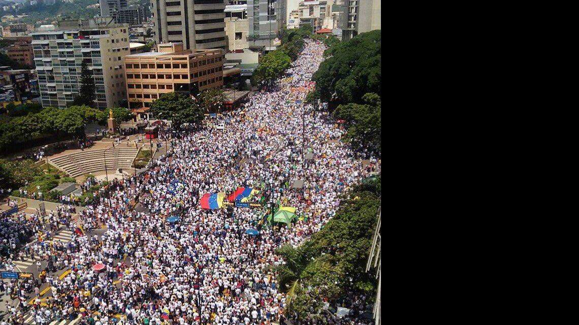 Vista de la marcha opositora "la Toma de Caracas" compartida vía Twitter por Lilian Tintori, la esposa del líder opositor preso Leopoldo López. 