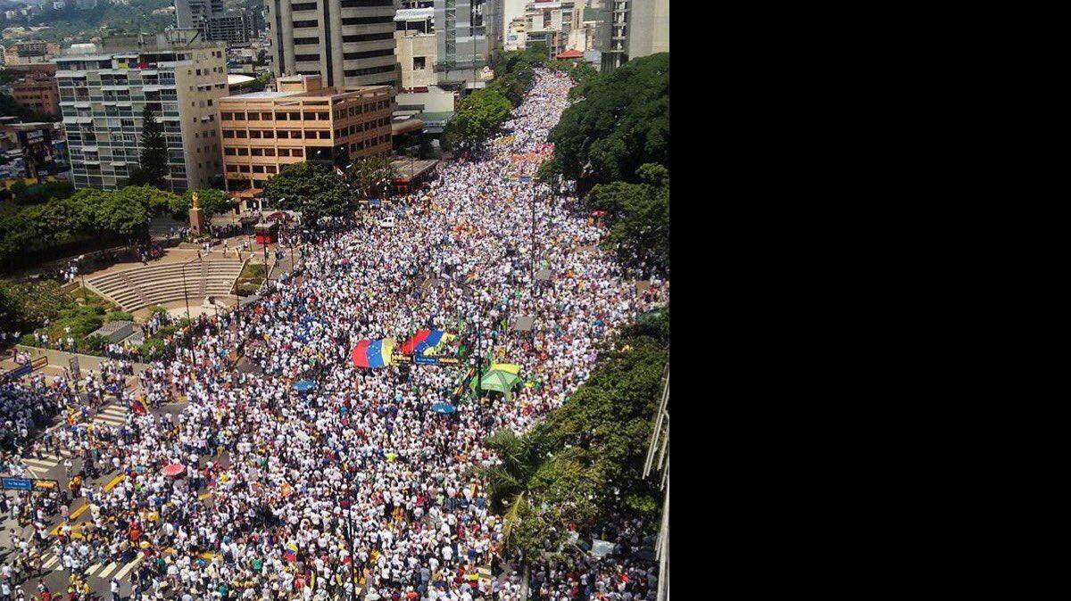 Vista de la marcha opositora "la Toma de Caracas" compartida vía Twitter por Lilian Tintori, la esposa del líder opositor preso Leopoldo López. 
