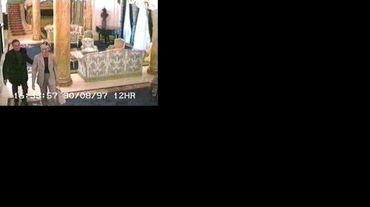 La princesa Diana con Dodi Fayed en el hotel Ritz la noche antes de que ocurriera el aparatoso accidente.  AP