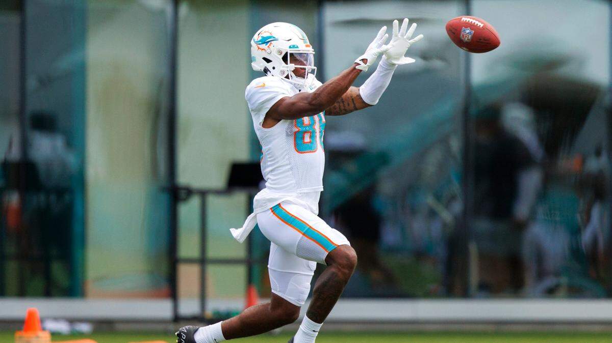El wide receiver de los Dolphins Braylon Sanders atrapa un pase en la práctica del equipo celebrada en el Baptist Health Training Complex en el Hard Rock Stadium, en Miami Gardens, Florida, el 7 de agosto de 2022.