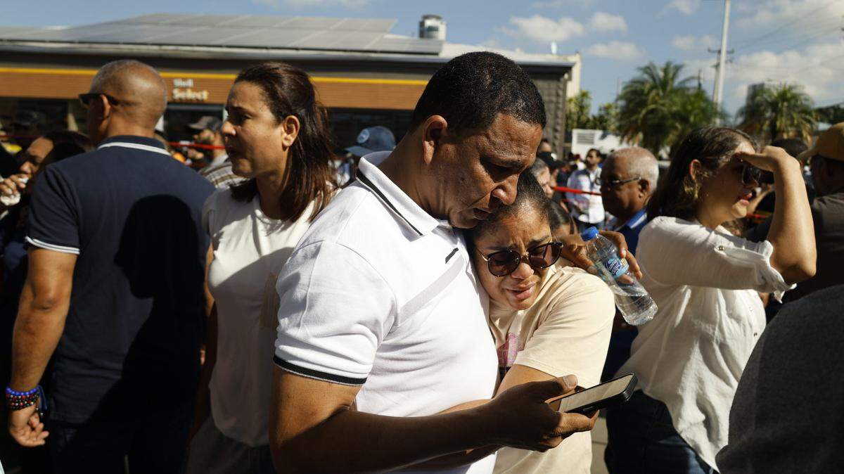 Personas se reúnen cerca del lugar del colapso del techo de una discoteca en Santo Domingo, República Dominicana, el 8 de abril de 2025.