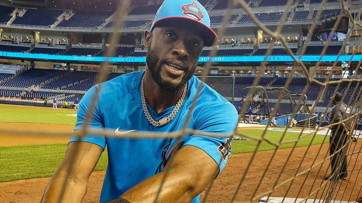 STARLING MARTE habla con la prensa tras una practica en el loandepot park