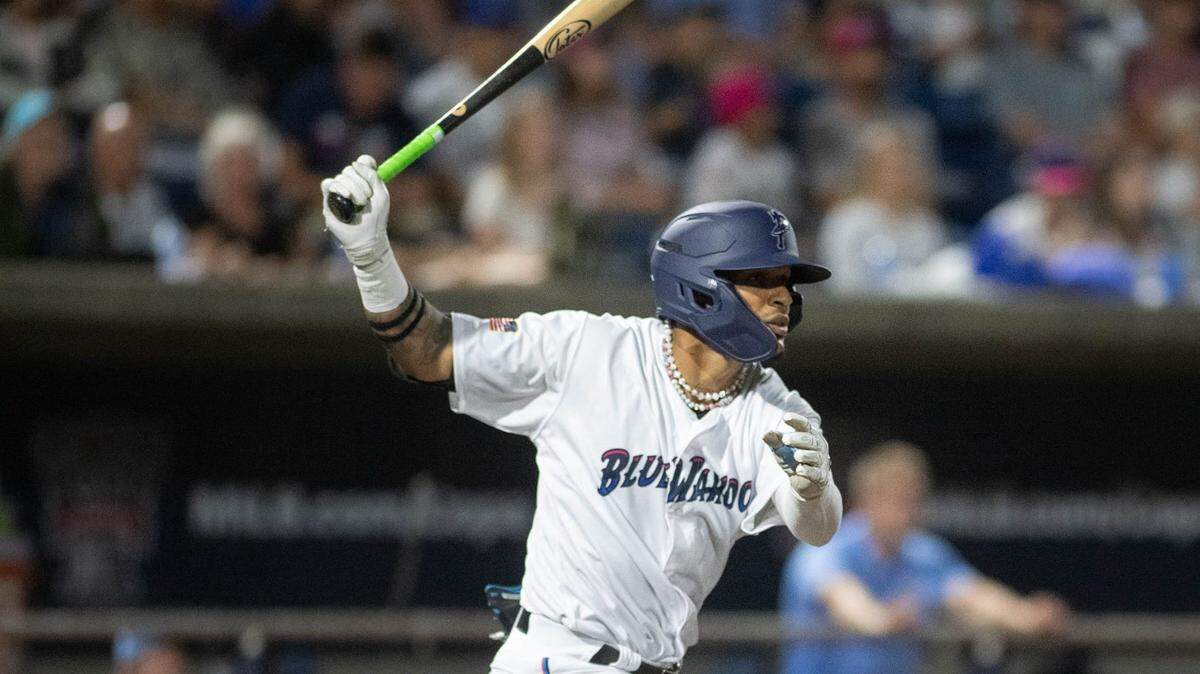 Victor Mesa Jr. (8) pone la pelota en juego durante el juego de béisbol Montgomery Biscuits vs Pensacola Blue Wahoos en la noche inaugural en el estadio Blue Wahoos en Pensacola el viernes 7 de abril de 2023.