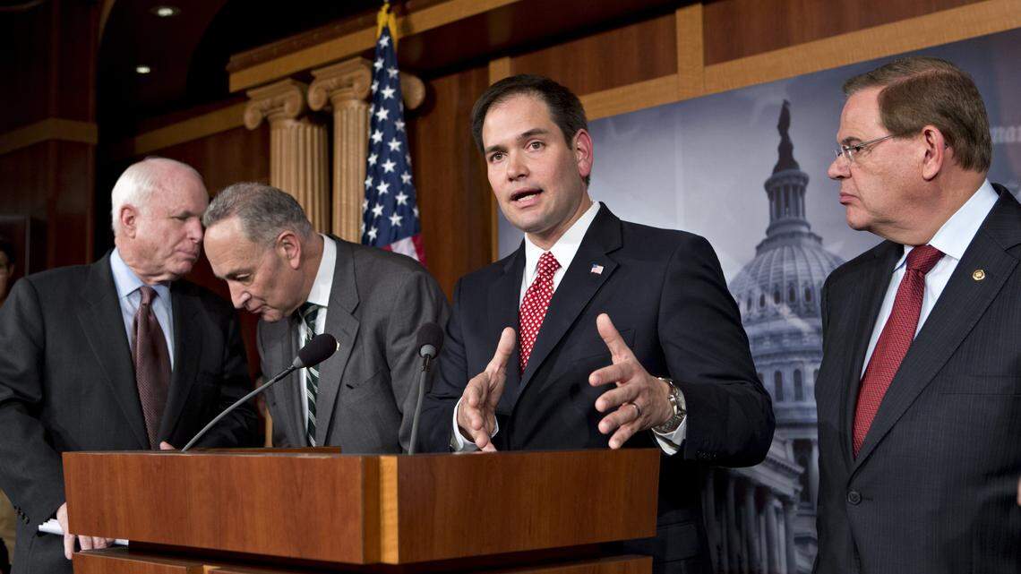 El senador de la Florida Marco Rubio habla en el capitolio.
