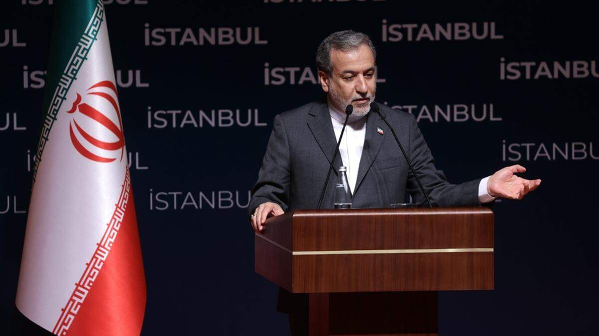 El ministro de Exteriores iraní, Abás Araqchí, gesticula mientras habla durante una rueda de prensa en Estambul, Turquía, el 22 de junio de 2025. EFE/EPA/ERDEM SAHIN