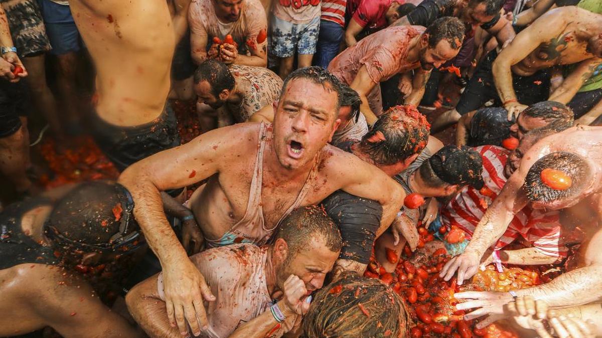 Juerguistas se tiran tomates unos a otros durante la fiesta anual "Tomatina", una pelea de tomates en el pueblo de Buñol, cerca de Valencia, España, el miércoles 31 de agosto de 2022.(Foto AP/Alberto Saiz)