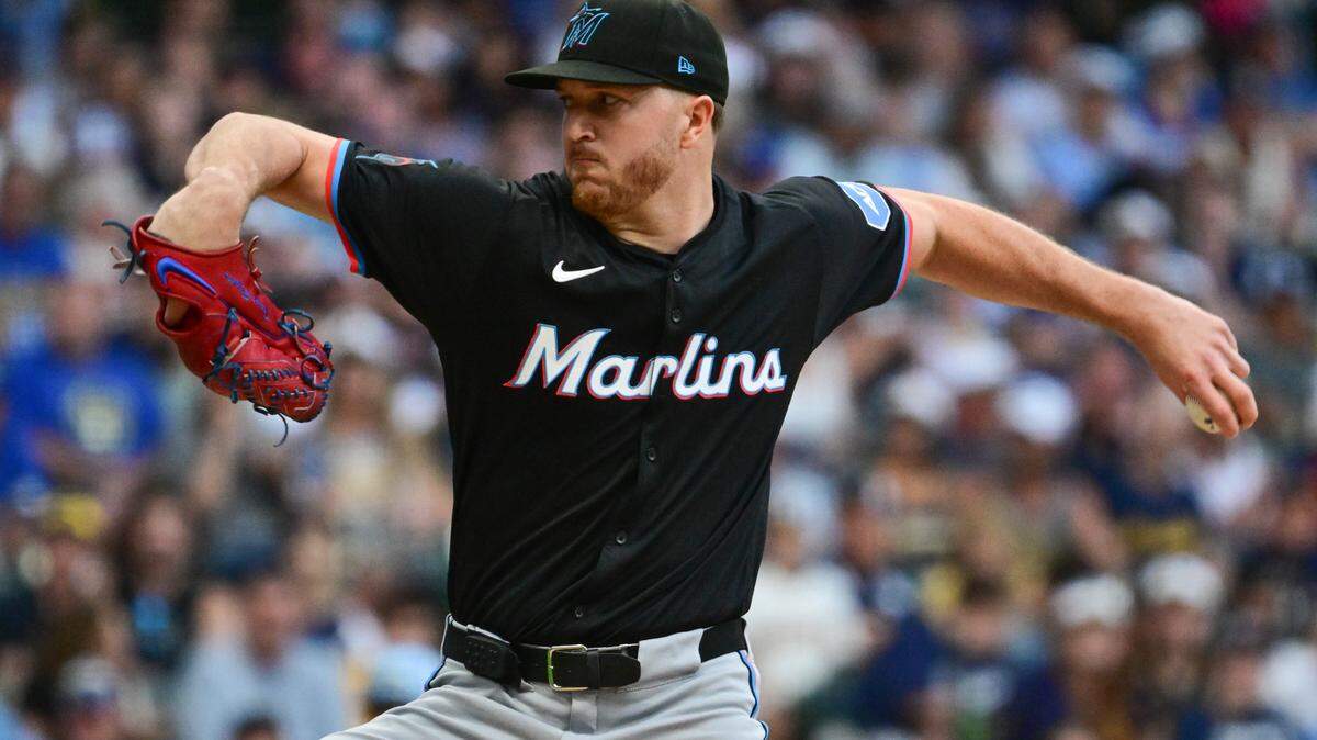 El lanzador abridor de los Miami Marlins, Trevor Rogers (28), lanza en la primera entrada contra los Milwaukee Brewers en el American Family Field el 26 de julio de 2024; en Milwaukee, Wisconsin, EE. UU.