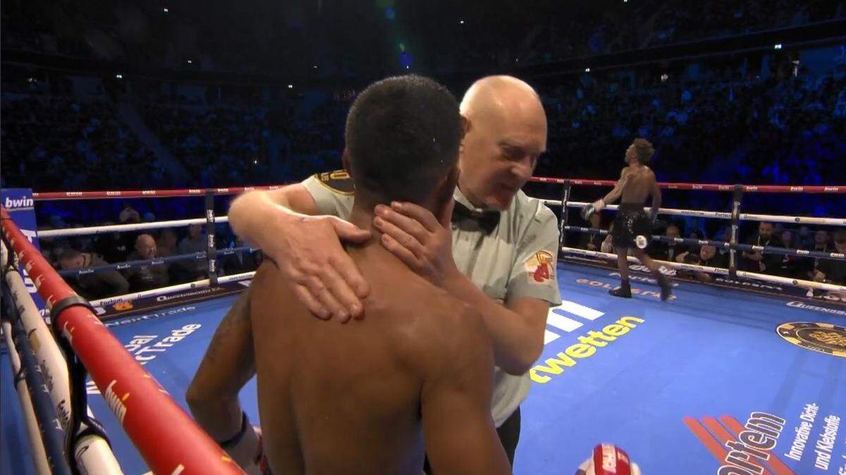 Jadier Herrera (der.) se coronó campeón mundial interino del Consejo Mundial de Boxeo en el peso ligero tras imponerse por nocaut técnico en el octavo asalto al panameño Ricardo Núñez, este sábado en Alemania. 