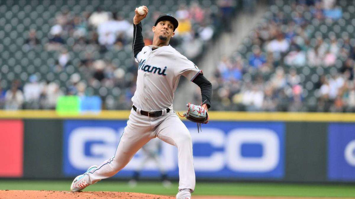 El abridor dominicano de los Marlins, Eury Pérez lanza ante los Marineros, el miércoles 14 de junio de 2023 en Seattle.
