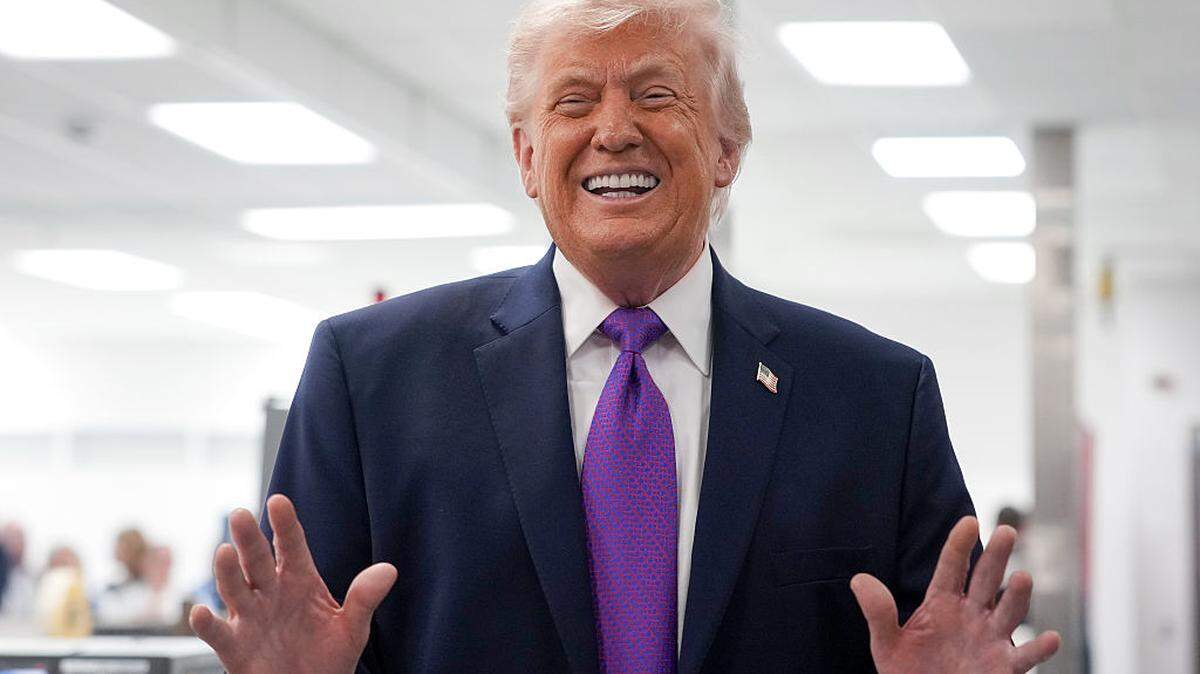 El presidente de Estados Unidos, Donald Trump, habla durante un recorrido por una instalación de Thermo Fisher Scientific, el 11 de marzo de 2026 en Reading, Ohio.