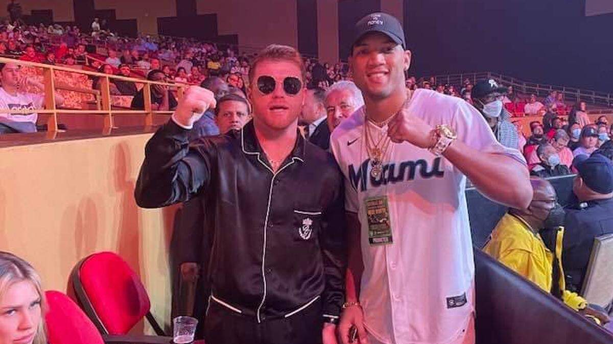 David Morell Jr. (der.) junto a Saúl “Canelo’’ Álvarez en foto tomada el 1ro de enero del 2022 en el Casino Seminole, de Fort Fauderdale, Florida.