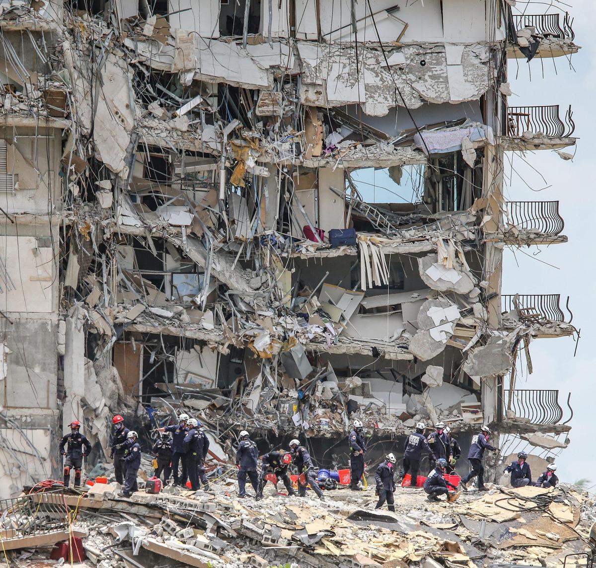 El equipo de Búsqueda y Rescate Urbano del Sur de la Florida hace una busqueda en el condominio Champlain Towers South el sábado 26 de junio de 2021, en la ciudad de Surfside.