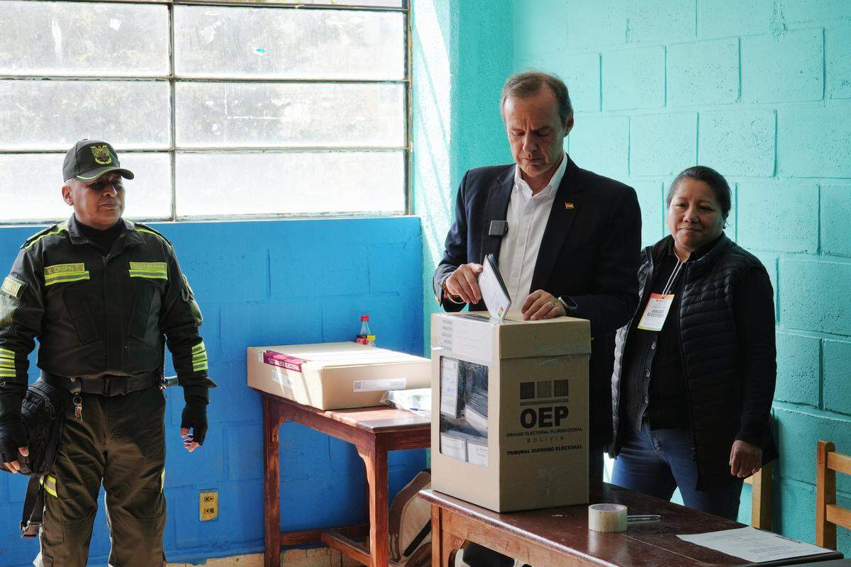 El expresidente boliviano Jorge Quiroga emite su voto en un colegio electoral en La Paz, Bolivia, el 17 de agosto de 2025.