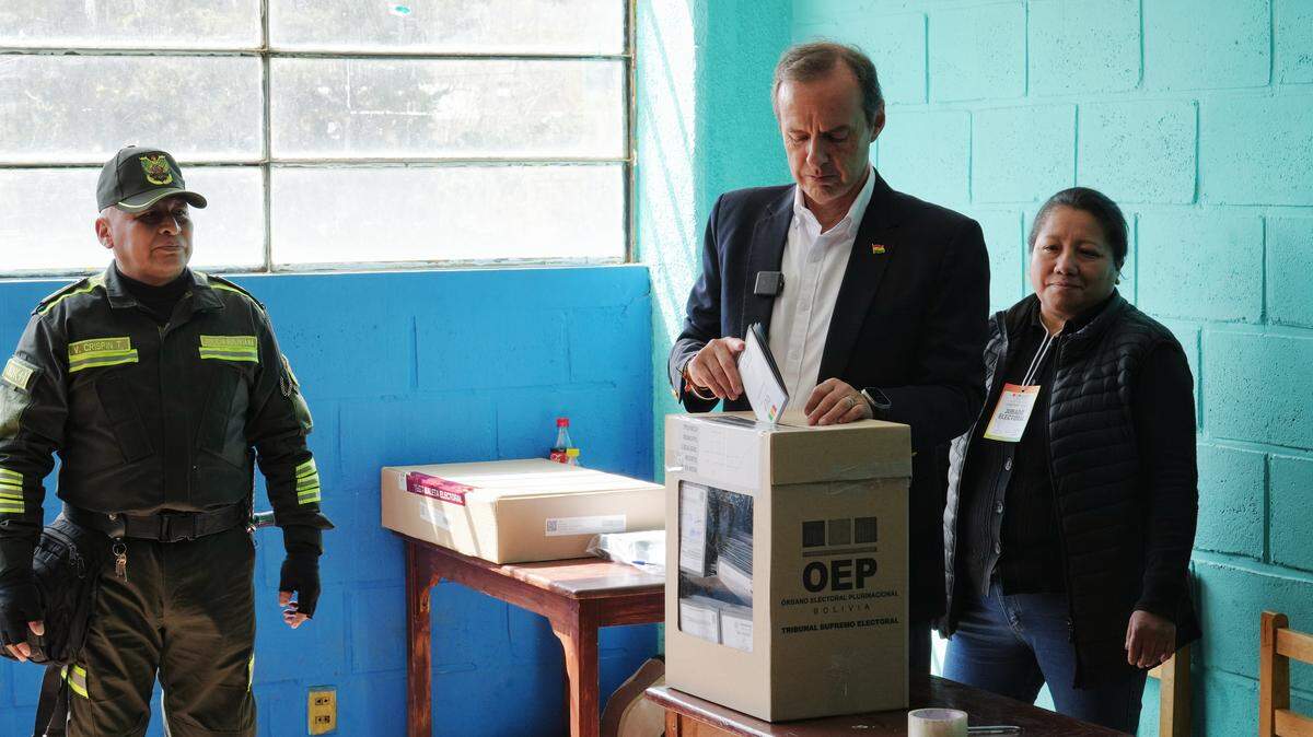 El expresidente boliviano Jorge Quiroga emite su voto en un colegio electoral en La Paz, Bolivia, el 17 de agosto de 2025.
