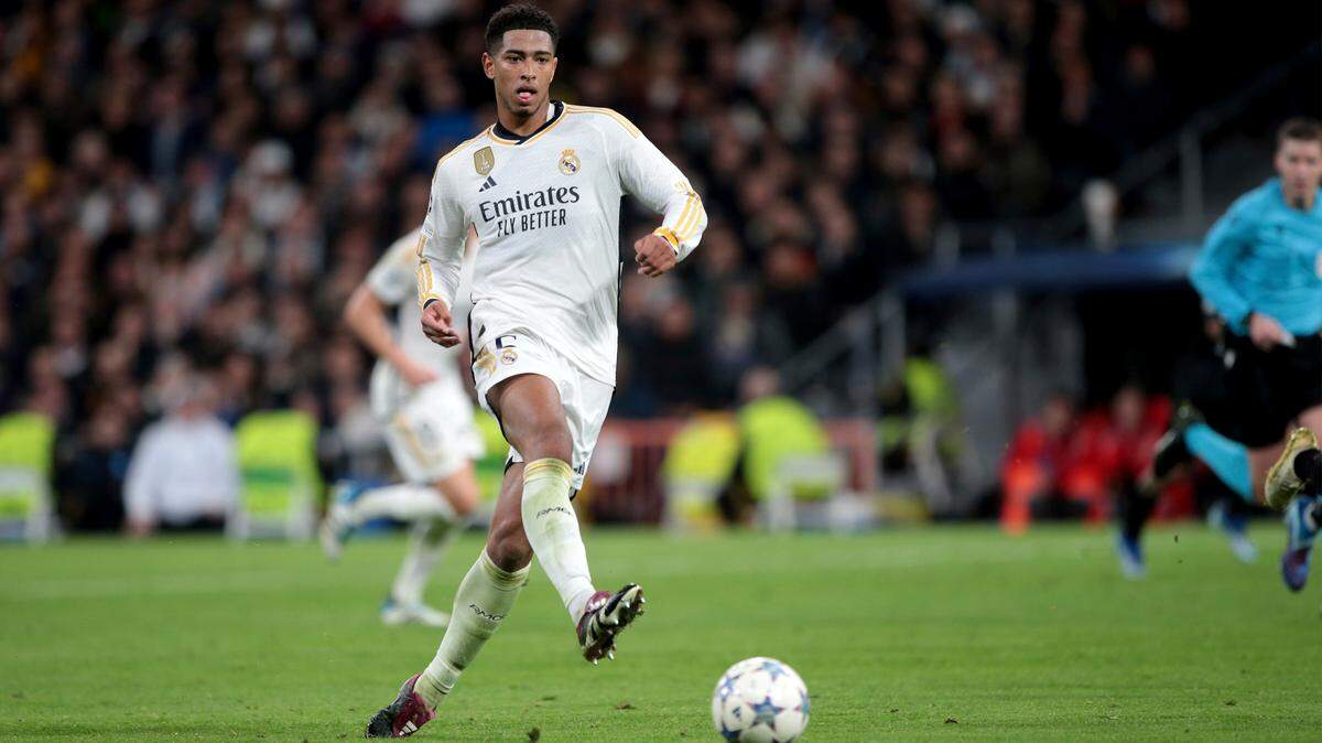 El volante Jude Bellingham, autor de uno de los goles del Real Madrid ante Napoli por la Liga de Campeones. pasa el balón este 29 de noviembre en el estadio Santiago Bernabéu, en Madrid..