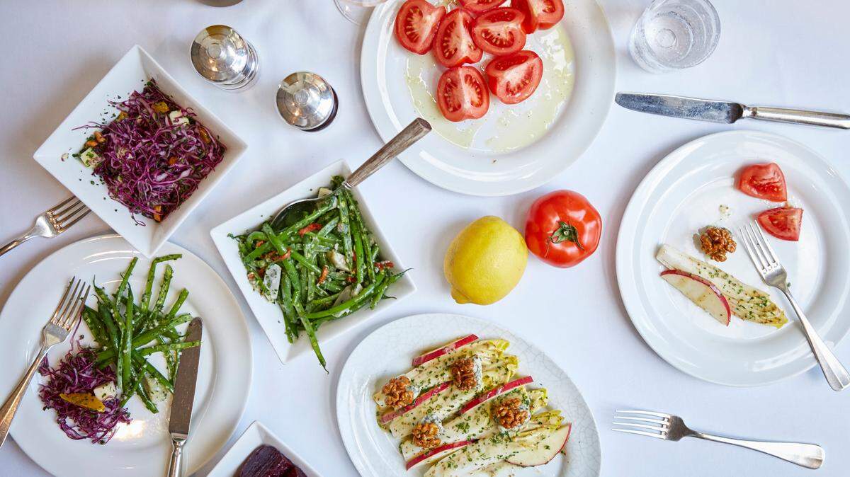 La Petite Maison, en Brickell, un restaurante internacional de cocina mediterránea ofrece una fiesta de fin de año con temática de James Bond y con la música de la DJ Gabby Mejia.