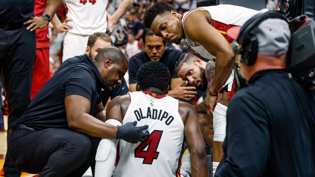 Los jugadores y el cuerpo técnico del Heat asisten a Victor Oladipo tras lesionarse en el tercer partido de la serie de plyoffs ante los Bucks de Milwaukee, celebrado el 22 de abril de 2023 en Miami.