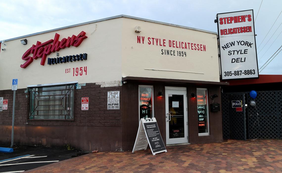 Stephen’s Delicatessen es un deli que se ha convertido en el ancla de la zona del Leah Arts District en el East de Hialeah. Muchos millennials van a desayunar los fines de semana con la familia, en busca de una combinación de los platos de un deli neoyorquino con algunos sabores cubanos.