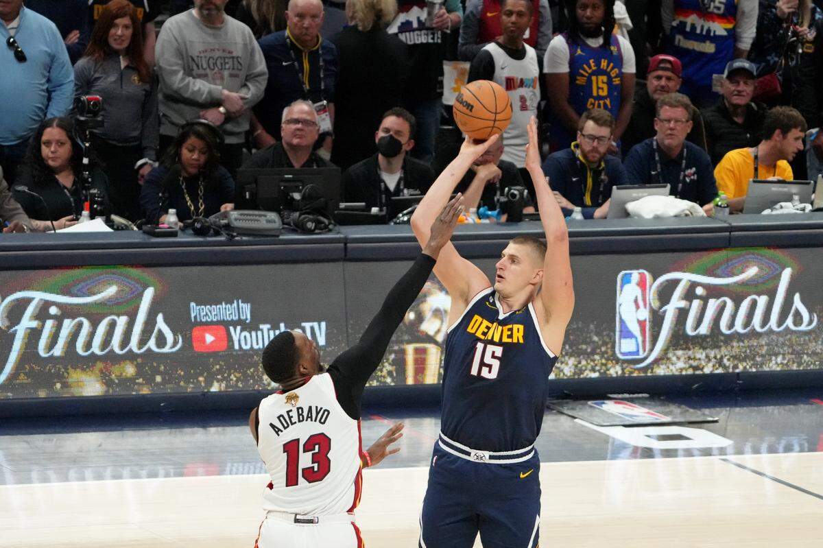 El centro de los Nuggets Nikola Jokic (der.) tira al aro ante la marca de Bam Adebayo, del Heat de Miami, en el segundo partido de las Finales de la NBA, celebrado el 4 de junio de 2023 en Denver.