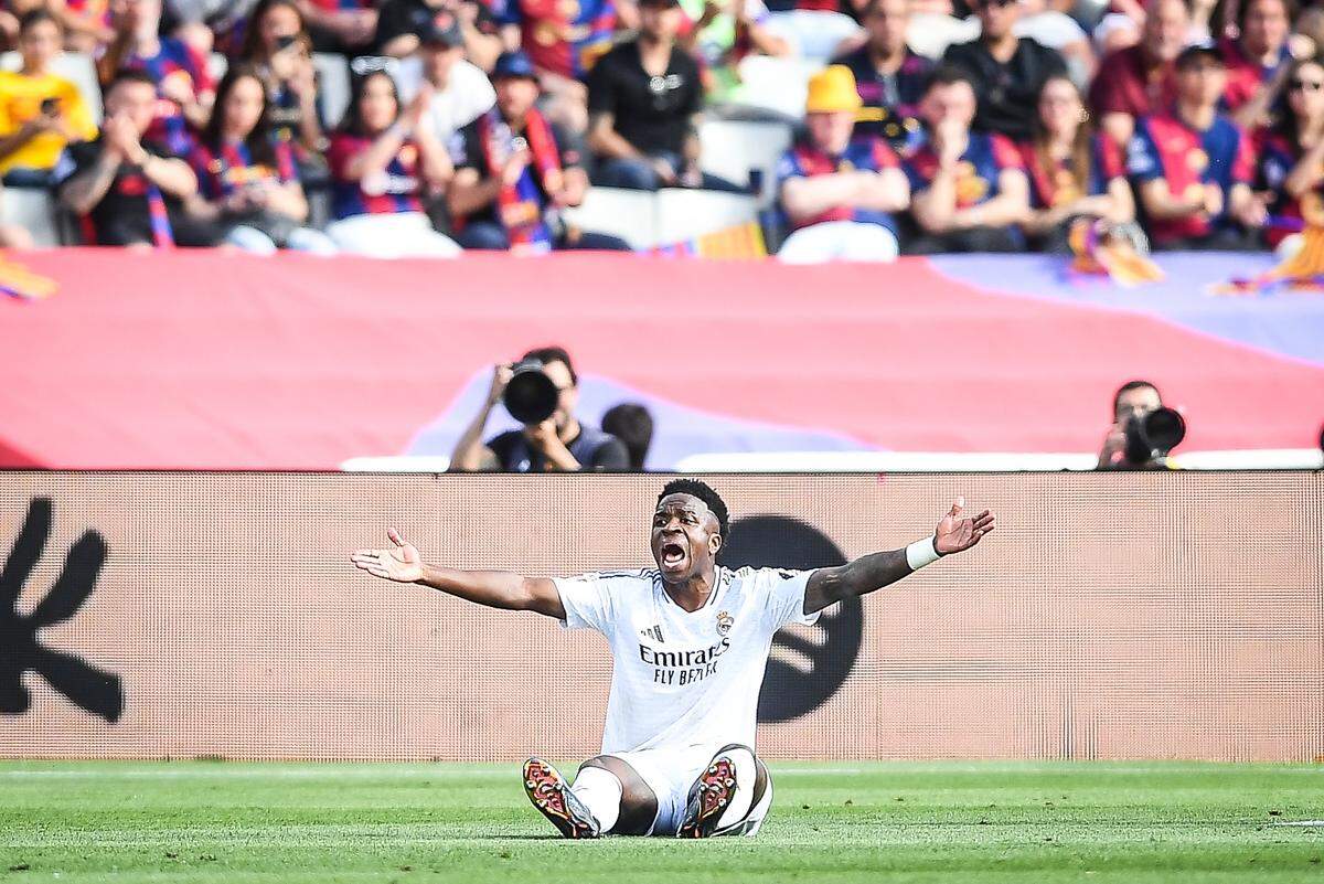 El jugador del Real Madrid Vinicius Junior reclama al árbitro durante el partido ante Barcelona en la liga española, celebrado el 11 de mayo de 2025.