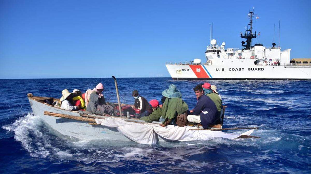 Los guardacostas estadounidenses repatriaron a 43 cubanos el sábado después de interceptarlos en cuatro grupos frente a los Cayos de la Florida cuando se trasladaban en embarcaciones precarias.