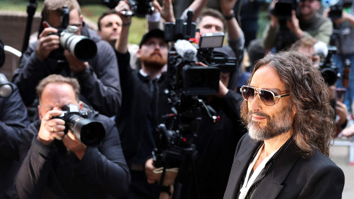 La fiscalía tacha a Russell Brand de 'depredador sexual despiadado' al arrancar el juicio