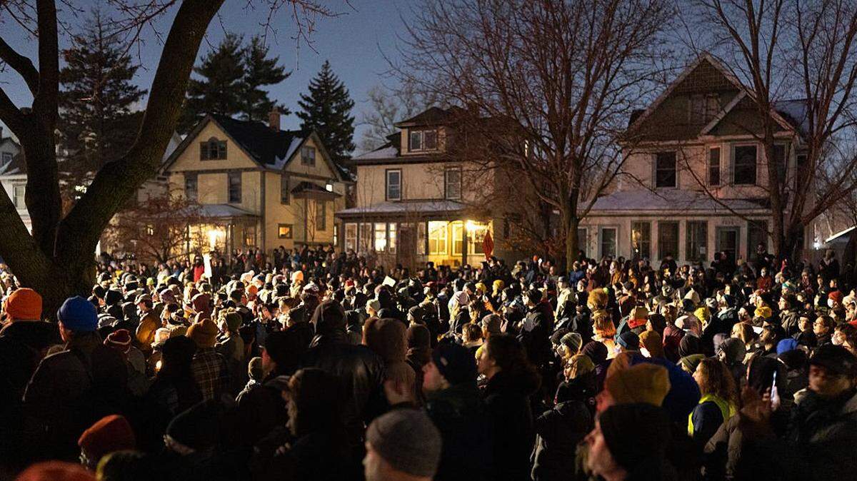Cientos de personas visitan un monumento conmemorativo en honor a Renee Nicole Good, el 7 de enero de 2026 en Mineápolis, Minnesota. 