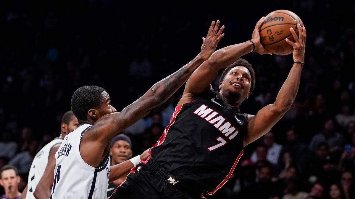El escolta del Heat Kyle Lowry tira al aro ante la marca de Edmond Sumner, de los Nets, en el partido celebrado el 6 de octubre de 2022 en Nueva York.