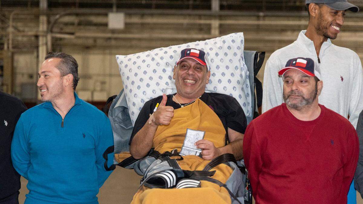 De izquierda a derecha, los estadounidenses liberados Eyvin Hernández, Edgar José Marval Moreno, Jason Saad (de rojo) y Savoi Wright, quienes fueron liberados en un acuerdo de intercambio de prisioneros entre Estados Unidos y Venezuela, posan en el Anexo del Aeródromo Kelly, el miércoles 20 de diciembre de 2023, en San Antonio, Texas.
