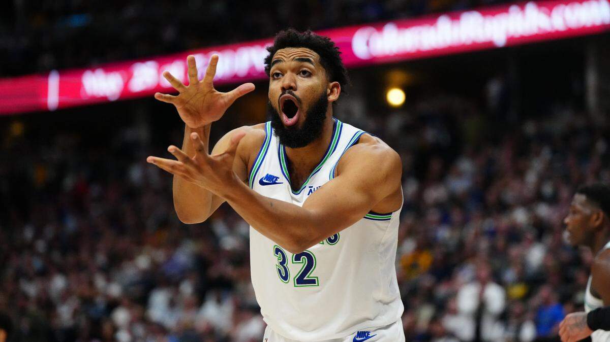 El jugador de los Timberwolves de Minnesota Karl-Anthony Towns reacciona tras una jugada contra los Nuggets, en el séptimo juego del playoff semifinal de la Conferencia Oeste celebrado el 19 de mayo de 2024 en Denver.