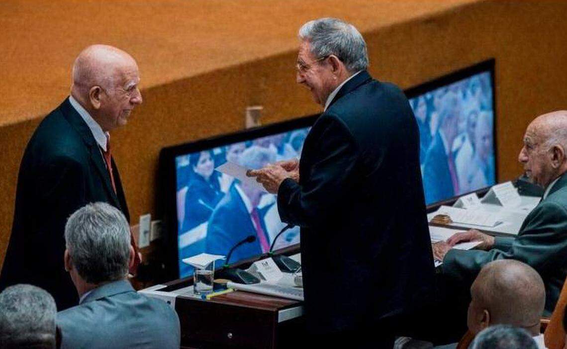 El gobernante cubano Raúl Castro presenta su credencial al comienzo de una sesión de la Asamblea Nacional que seleccionará al Consejo de Estado de Cuba antes del nombramiento de un nuevo presidente, en La Habana el 18 de abril de 2018.