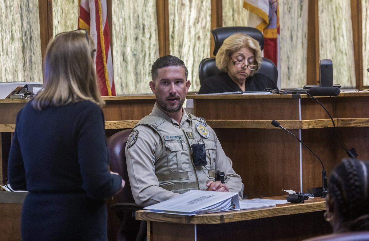 La fiscal Laura Adams interroga al teniente de la FWC, William Thompson, durante una audiencia de mociones en el caso de George Pino, celebrada en Miami, el miércoles 27 de mayo de 2026.