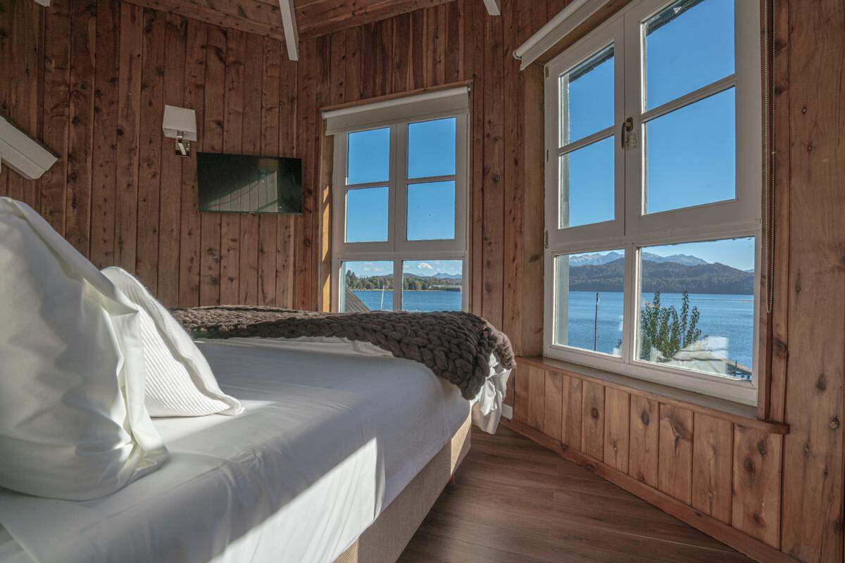 Villa La Angostura ofrece un escenario más sereno, reservado y profundamente conectado con el entorno natural.