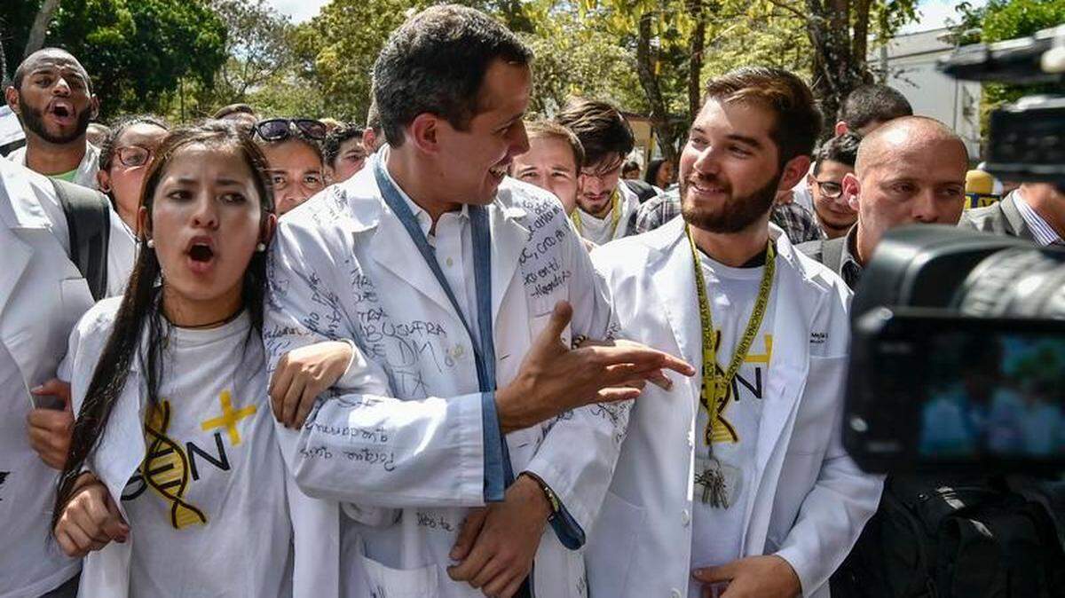 El presidente interino Juan Guaidó marcha junto a estudiantes en una de las protestas del 30 de enero del 2019 en Caracas.