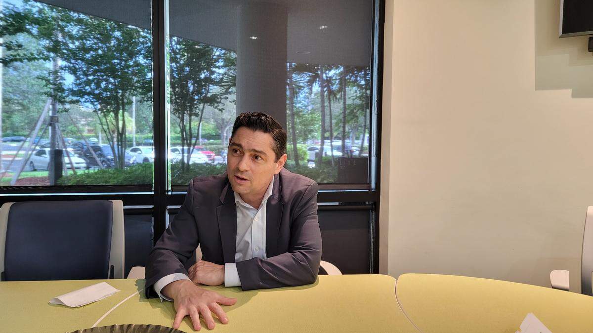 El embajador de Venezuela en EEUU, Carlos Vecchio, dijo el 31 de mayo de 2022 que planteó al Condado Miami-Dade y a la Ciudad de Hialeah la posibilidad de utilizar fondos federales para ayudar a los venezolanos que tras cruzar la frontera se trasladan al sur de la Florida y  muchos de ellos se encuentran en condiciones precarias.