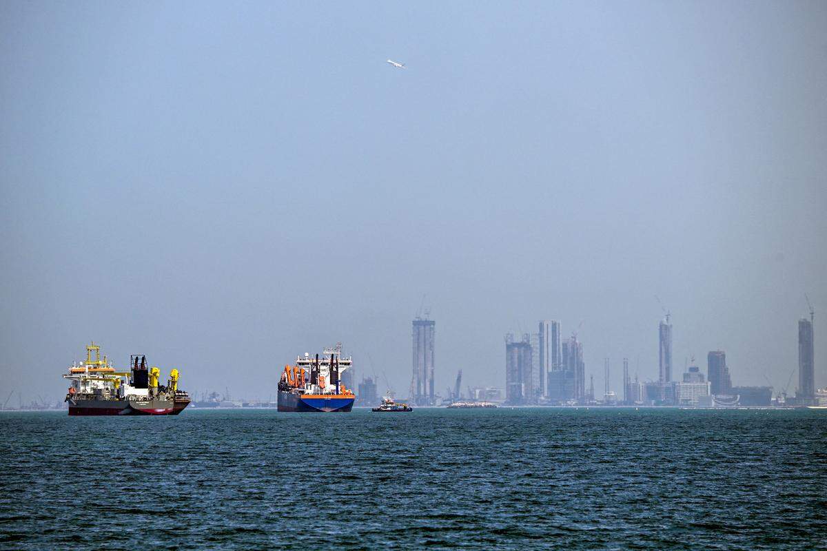 Buques comerciales aparecen frente a la costa de Dubái el 11 de marzo de 2026. Nuevos ataques alcanzaron a tres embarcaciones comerciales en el Golfo el 11 de marzo, con uno de los barcos envuelto en llamas, mientras Irán intensificaba su campaña contra sus vecinos exportadores de petróleo, amenazando la navegación en el estrecho de Ormuz y sumiendo a la economía energética mundial en una crisis.
