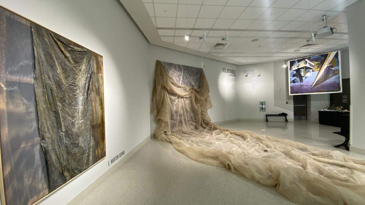 Exposición bipersonal “Mapas vulnerables” de los artistas Emilia Martin Fierro y J.M Pozo. Obras en sala. Miami Dade College, Hialeah Campus, 2025.