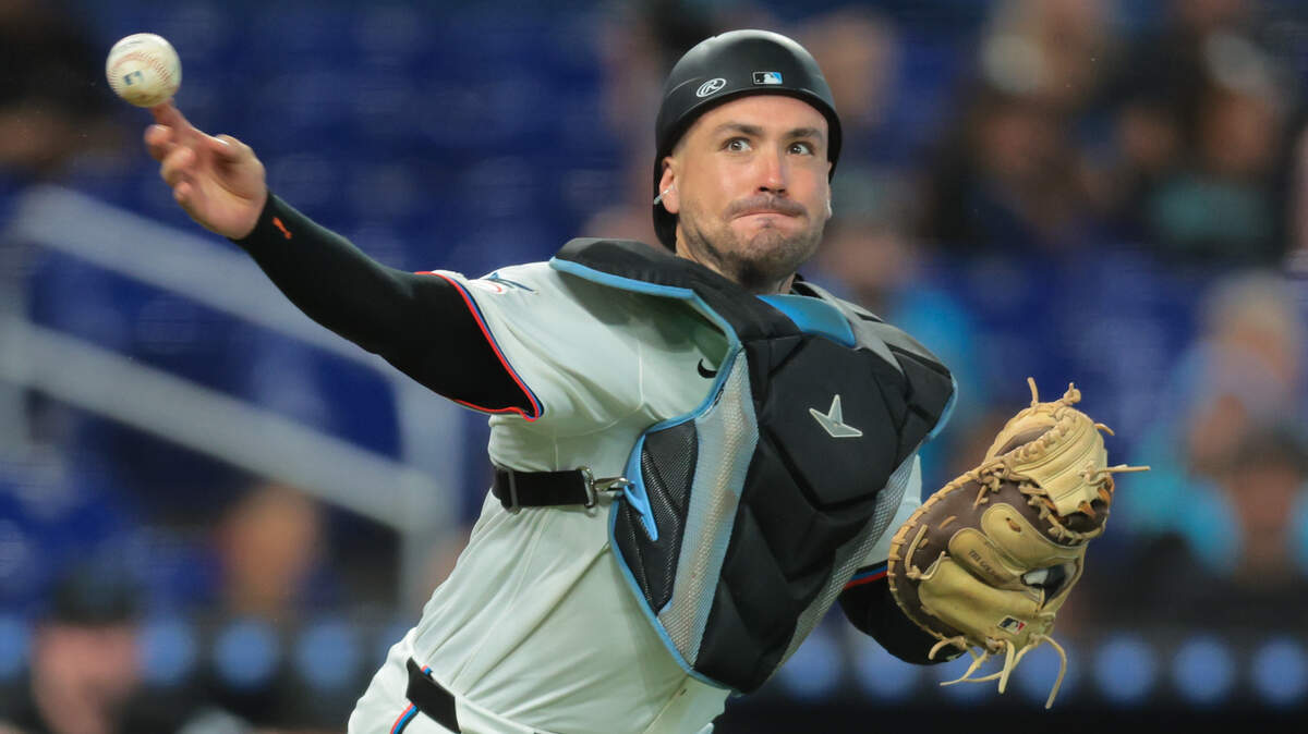 El receptor de los Marlins de Miami Nick Fortes tira a primera base en el partido contra los Padres, celebrado el 23 de julio de 2025, en Miami.