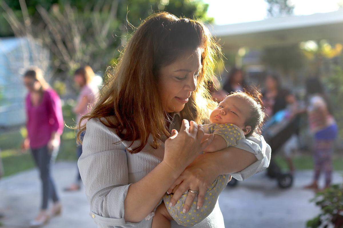 Esta nicaragüense naturalizada estadounidense empezó a asumir la tutela de niños de familias migrantes a través de su fundación en Miami.