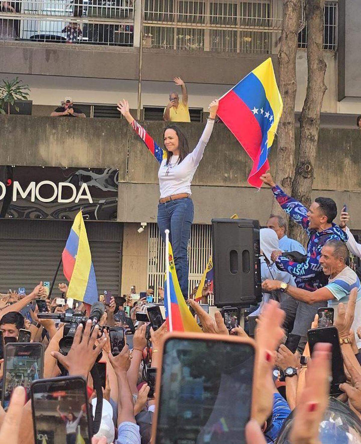 La líder opositora María Corina Machado hace su aparición ante miles de seguidores en Caracas, el jueves 9 de enero de 2025. Miles de opositores se congregaron para protestar el fraude electoral y exigir que Edmundo González sea el próximo presidente de Venezuela.