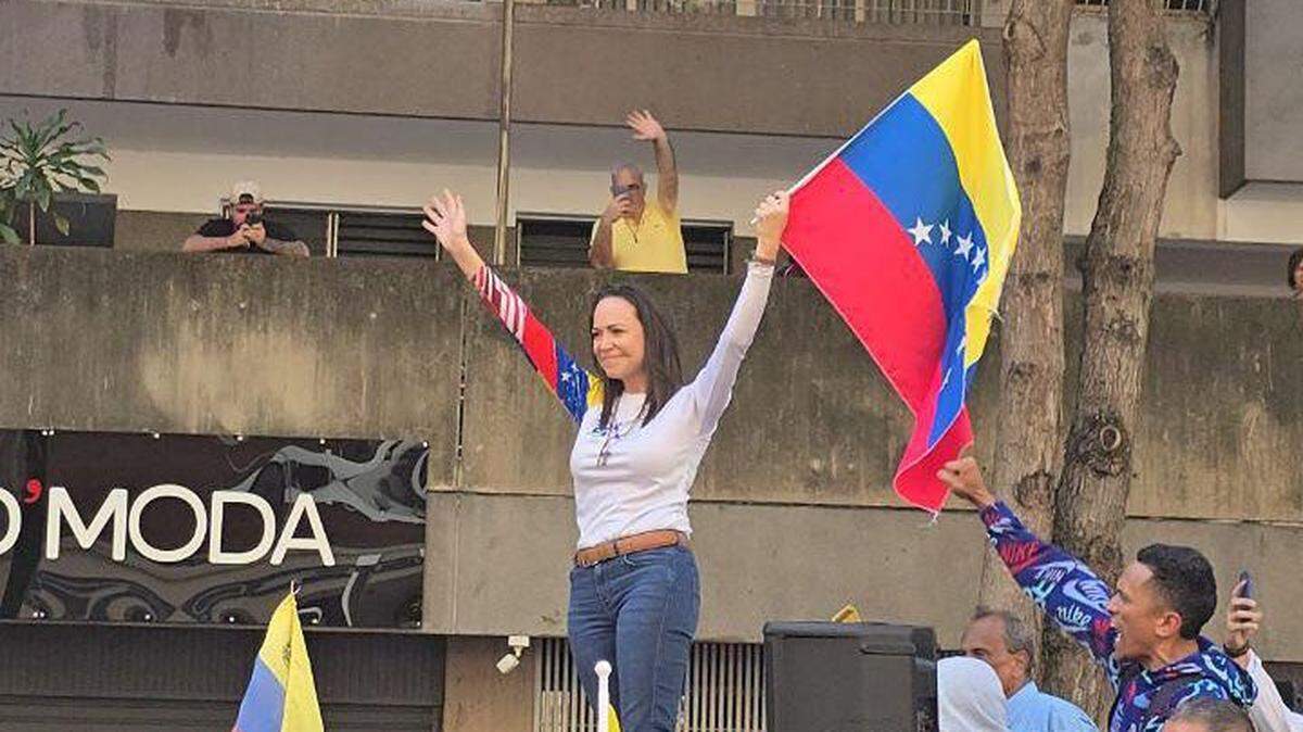 Opposition leader María Corina Machado appears before thousands of supporters in Caracas, Thursday, January 9, 2025. Thousands of opponents gathered to protest electoral fraud and demand that Edmundo González be the next president of Venezuela.