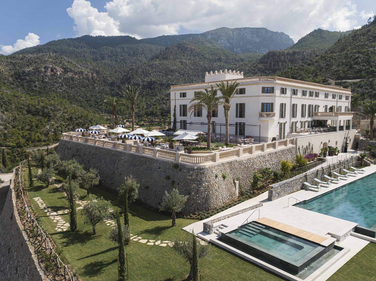 Son Bunyola Hotel & Villas se encuentra en una finca de 320 hectáreas, declarada Patrimonio de la Humanidad por la UNESCO, en la región de la Sierra de Tramuntana de Mallorca. 